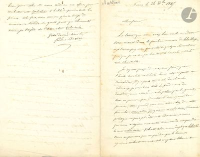 un vieux livre, sur lequel on peut lire des mots, posé ouvert sur une table