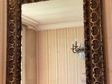 un miroir accroché au mur d'une pièce
