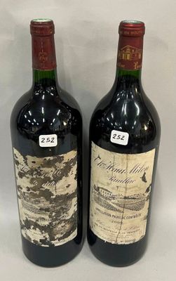 deux bouteilles de vin posées l'une à côté de l'autre sur une table