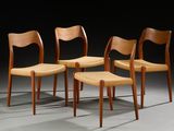 trois chaises en bois aux assises tressées dans une pièce sombre