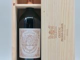 une boîte en bois avec une bouteille de vin à l'intérieur