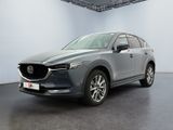 une Mazda CX-5 grise garée dans une grande pièce