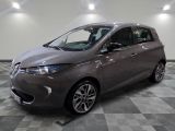 la photo d'une voiture grise garée dans une salle d'exposition