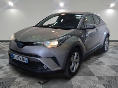 La Toyota C-HR est garée sur un sol à damier