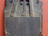 une petite boîte en métal entourée d'une chaîne