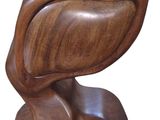 une chaise en bois avec un plateau en verre sur fond blanc