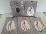 Quatre paires de bas moulants sont posées sur une table blanche.