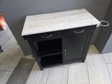un meuble noir avec un plateau en marbre dans une pièce