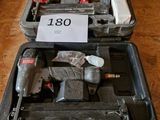 deux outils dans une mallette posée par terre