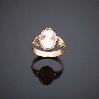 une bague en or jaune sertie d'une topaze blanche