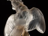 une sculpture en verre représentant un oiseau coiffé d'une couronne
