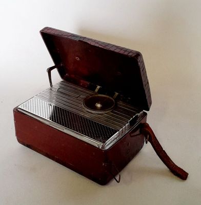 R.C.A. VICTOR. Poste radio portatif américain formant valise…