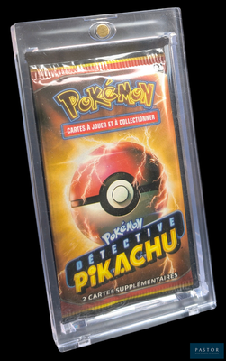 un étui à cartes Pokémon orné d'une Poké Ball rouge