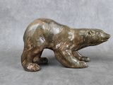 statue d'un ours brun sur fond gris
