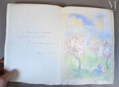 Quelqu'un tient un livre sur lequel figure le dessin d'une personne assise sous un arbre.