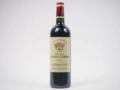 une bouteille de vin posée sur une table
