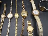 beaucoup de montres et de bracelets posés sur une table