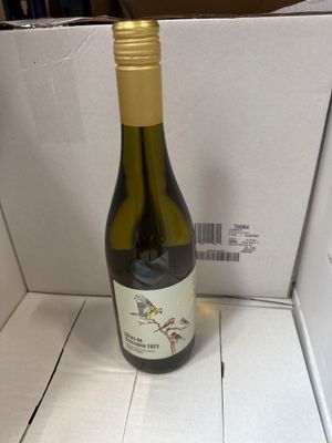 une bouteille de vin posée sur le comptoir