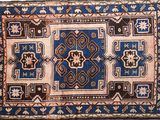 un vieux tapis orné d'un motif bleu et marron