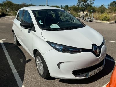 une voiture blanche garée dans un parking