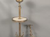 une table sur laquelle se trouvent une lampe et un vase