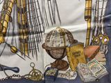 une photo d'une écharpe sur laquelle figurent un globe terrestre et d'autres objets