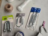 plusieurs objets posés ensemble sur une table