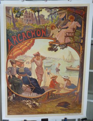 une grande affiche représentant des gens sur la plage avec des parasols