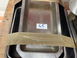 une pile de casseroles posée sur une palette, avec une étiquette de prix