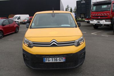 une camionnette jaune garée dans un parking