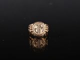 une bague en or portant les initiales de deux hommes et de deux femmes