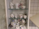 une cafetière et des tasses dans un coin de la cuisine
