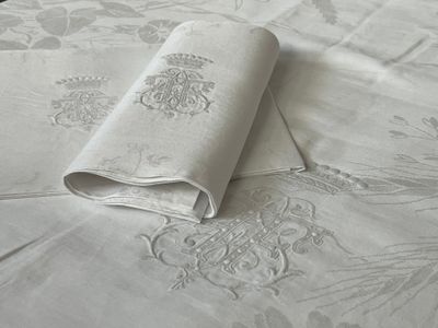une nappe blanche avec un motif