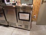 un réfrigérateur en acier inoxydable au milieu d'une cuisine