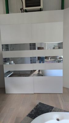une photo d'une salle de bains avec un lavabo et un miroir accroché au mur