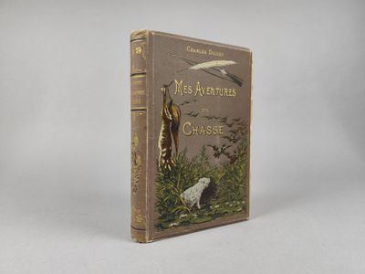 un vieux livre sur lequel figure l'image d'un oiseau et un oiseau