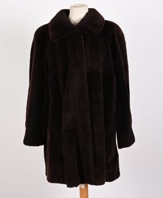gros plan d'un manteau marron sur un mannequin