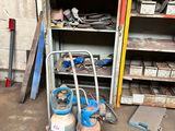 un chariot contenant des bidons d'essence et d'autres outils dans un garage