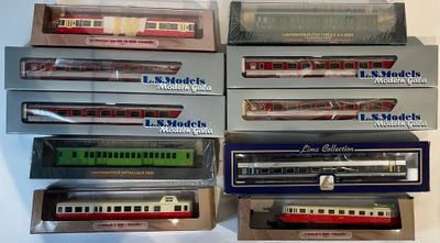 six modèles réduits de trains différents, dans leurs boîtes, posés sur une table