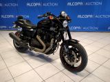 une moto noire garée dans un showroom