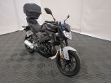 une moto qui est garée dans un garage