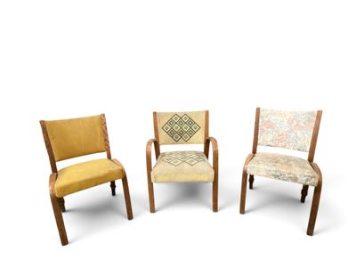 trois chaises avec des coussins de dossier rembourrés et une assise rembourrée à motifs