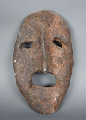 une image représentant un visage modelé en argile