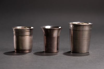 trois verres à shot posés les uns à côté des autres sur une table