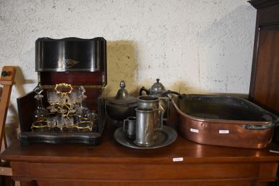 une table en bois sur laquelle sont posés des casseroles et des poêles