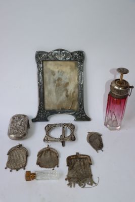 une photo montrant une collection d'objets anciens posés sur une table