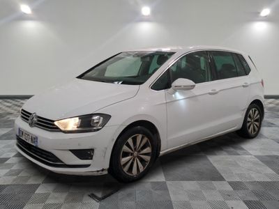La Volkswagen e-Golf blanche est garée sur un sol à damier