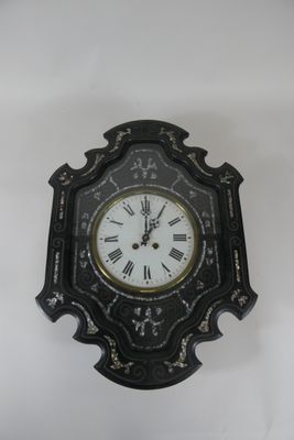 une horloge à chiffres romains accrochée au mur