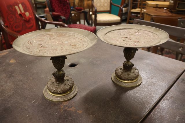 Deux petites coupes sur pièdouche en bronze à double patine à déc...