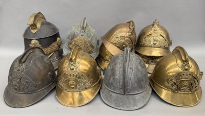 plusieurs types de casques empilés les uns sur les autres